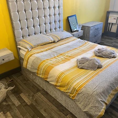 Town Center Large 2 Bedroom Apartment- Sleeps Up To 6 - Dogs Welcome - 2 Minutes From Train Station Blackpool Zewnętrze zdjęcie