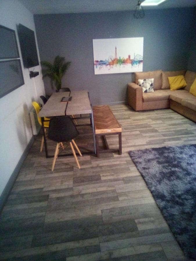 Town Center Large 2 Bedroom Apartment- Sleeps Up To 6 - Dogs Welcome - 2 Minutes From Train Station Blackpool Zewnętrze zdjęcie