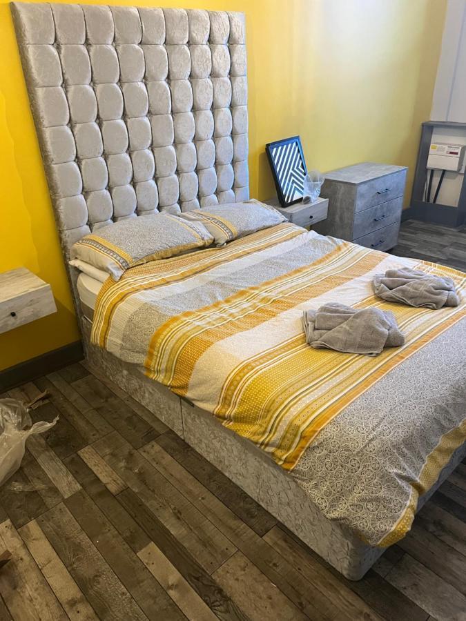 Town Center Large 2 Bedroom Apartment- Sleeps Up To 6 - Dogs Welcome - 2 Minutes From Train Station Blackpool Zewnętrze zdjęcie