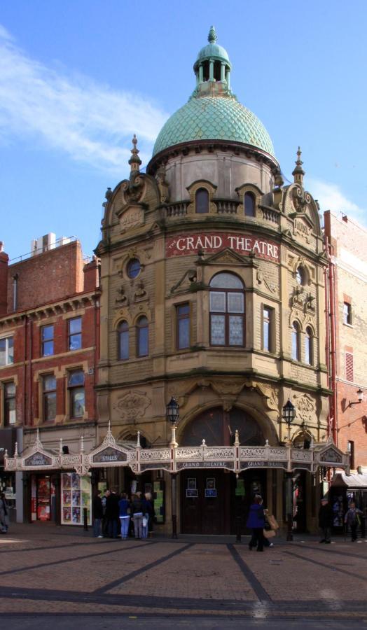 Town Center Large 2 Bedroom Apartment- Sleeps Up To 6 - Dogs Welcome - 2 Minutes From Train Station Blackpool Zewnętrze zdjęcie